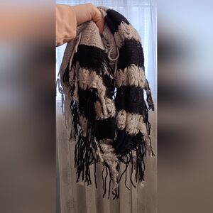 Maurices scarf, gray with black stripes